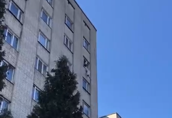 У Сумах рятували чоловіка, який намагався вистрибнути з вікна