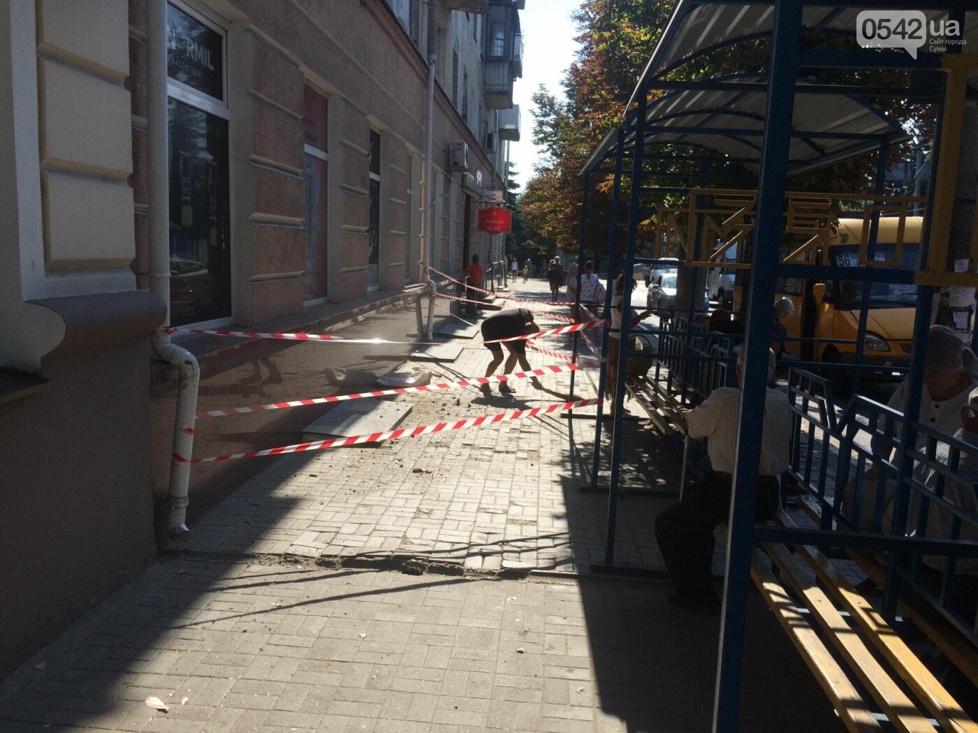 В центре Сум с балконов сыпется штукатурка прямо на остановку, фото-2 В центре Сум с балконов сыпется штукатурка прямо на остановку, фото-2