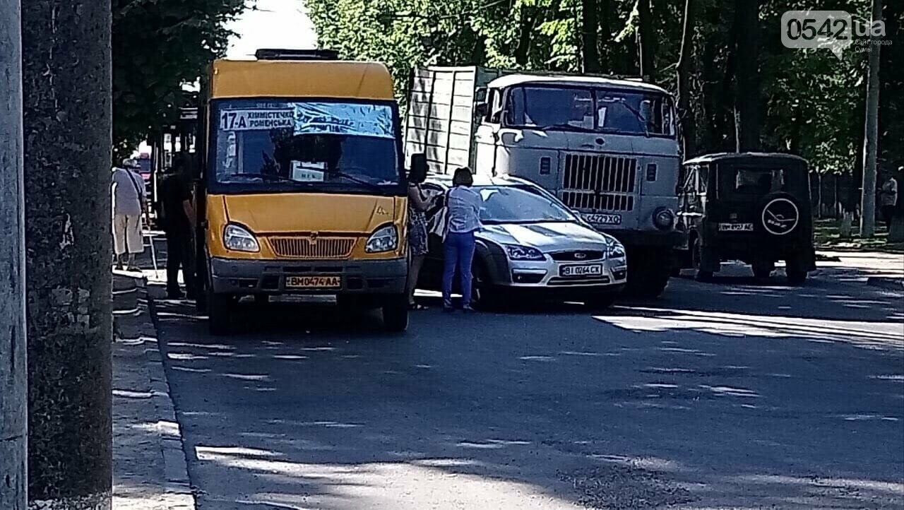 У Сумах сталася аварія за участю маршрутки, фото-2 У Сумах сталася аварія за участю маршрутки, фото-2