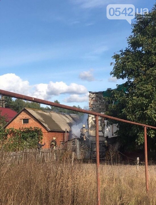 У Сумах на Басах горить будинок, фото-1 У Сумах на Басах горить будинок, фото-1