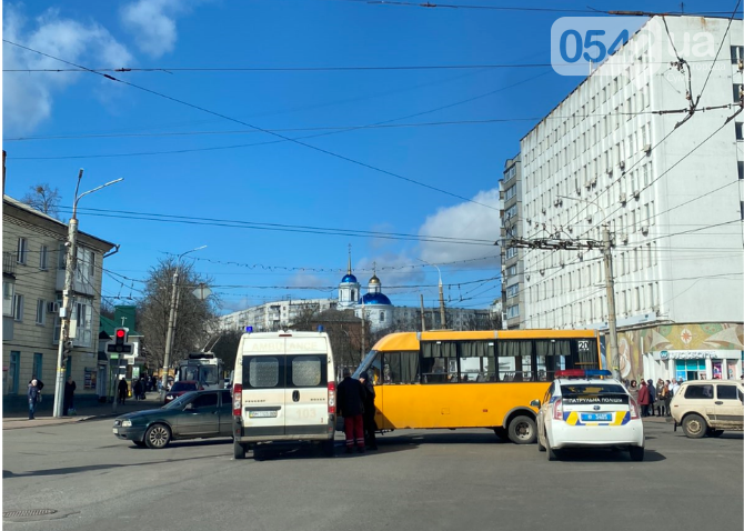 У Сумах в ДТП потрапили «швидка» та маршрутка, фото-1 У Сумах в ДТП потрапили «швидка» та маршрутка, фото-1