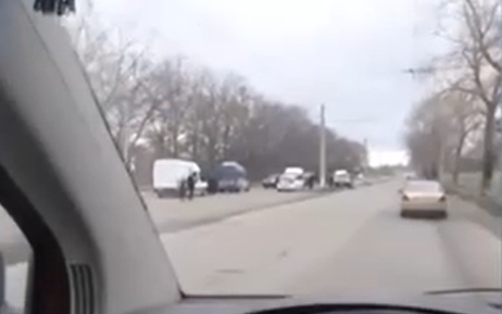На в’їзді у Суми затримали мікроавтобуси з великою кількістю молодиків