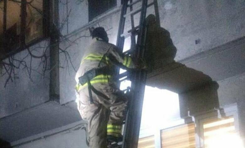 У Сумах рятувальники визволяли жінку з зачиненого балкона