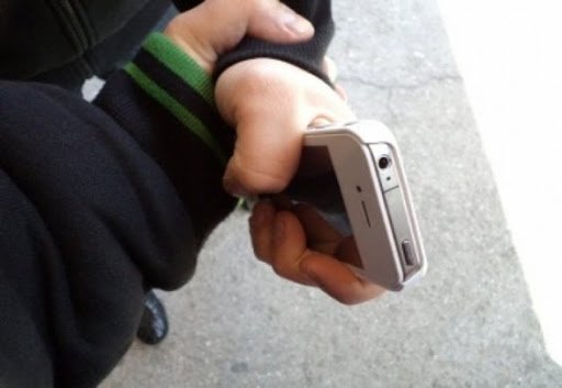 У Сумах двоє підлітків силою відібрали у перехожого телефон