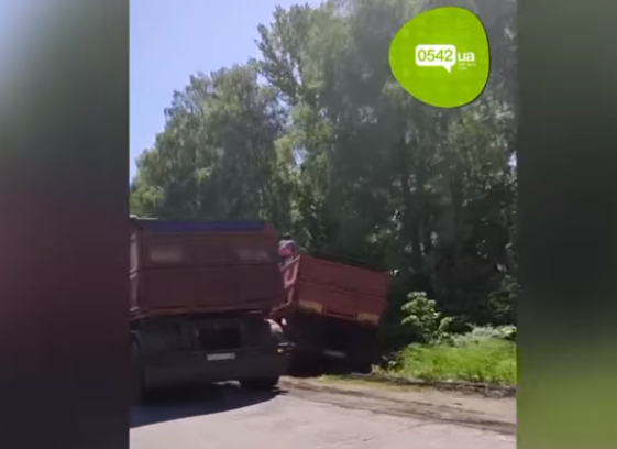 Під Сумами зіштовхнулися Камази