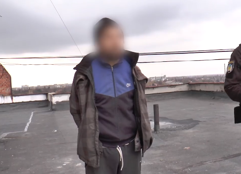 В Сумах на крыше многоэтажки задержали вора, фото-2 В Сумах на крыше многоэтажки задержали вора, фото-2