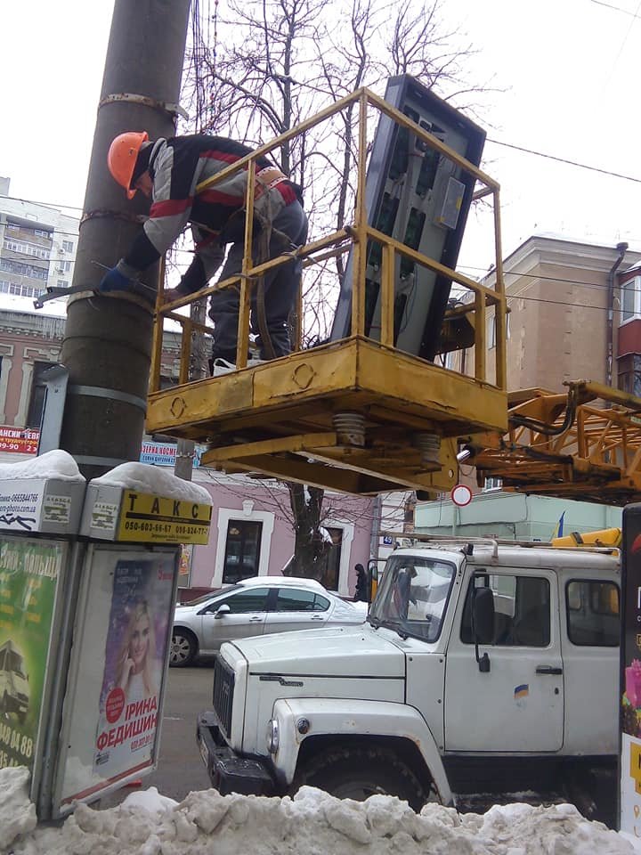 В Сумах на остановках устанавливают электронные табло, фото-1 В Сумах на остановках устанавливают электронные табло, фото-1