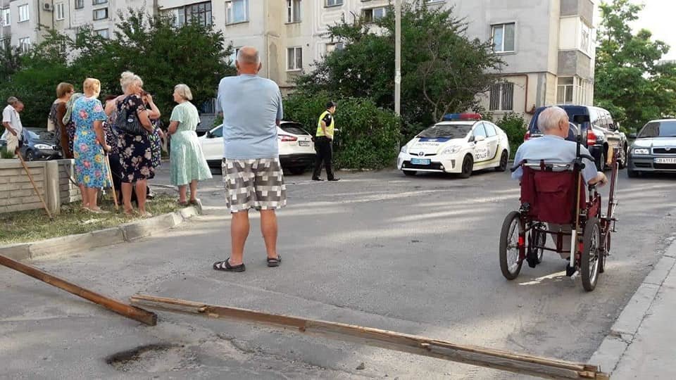 У Сумах жителі будинку 7 на Лушпи перекрили дорогу, фото-1 У Сумах жителі будинку 7 на Лушпи перекрили дорогу, фото-1