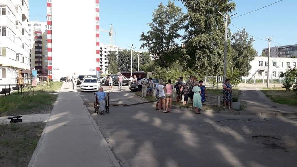 У Сумах жителі будинку 7 на Лушпи перекрили дорогу, фото-3 У Сумах жителі будинку 7 на Лушпи перекрили дорогу, фото-3