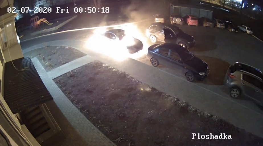 З’явилося відео, як у Сумах невідомий на «BMW X5» підпалив..., фото-1 З’явилося відео, як у Сумах невідомий на «BMW X5» підпалив іншу іномарку та втік. ОНОВЛЕНО, фото-1