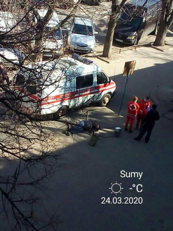 У Сумах посеред вулиці помер чоловік, фото-2 У Сумах посеред вулиці помер чоловік, фото-2