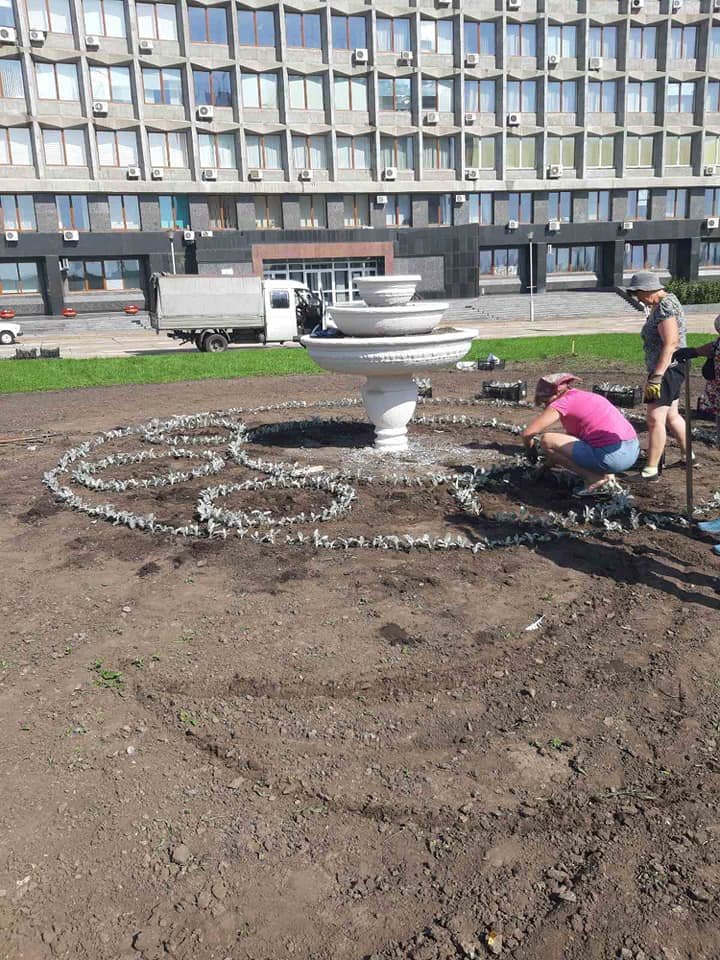 У Сумах на пл. Незалежності впорядковують клумбу, фото-1 У Сумах на пл. Незалежності впорядковують клумбу, фото-1