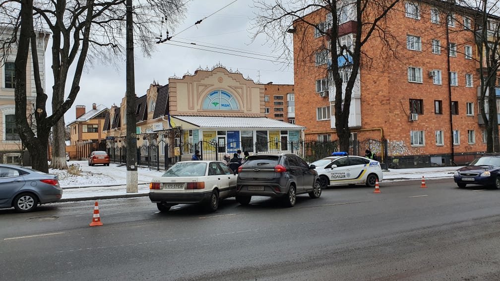 У Сумах біля пологового будинку на Троїцькій сталася ДТП