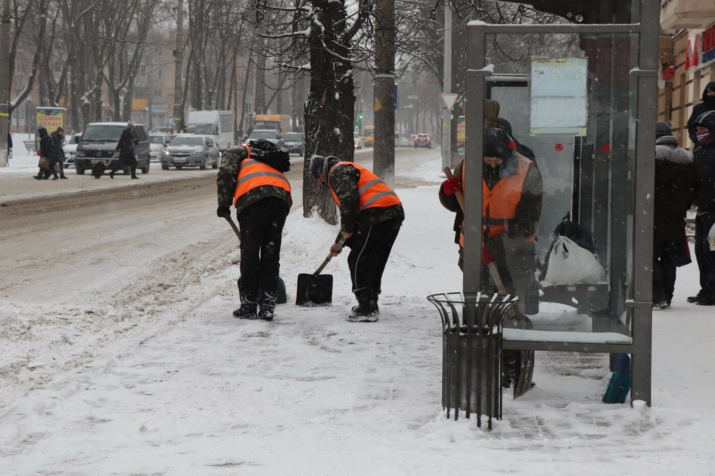 Комунальники показали, як ліквідовують наслідки снігопаду у Сумах