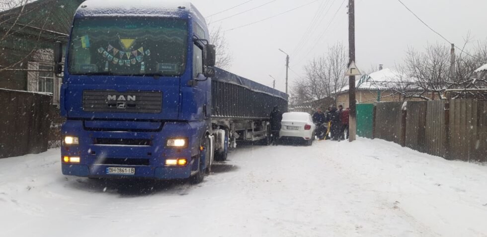 На Сумщині фура заблокувала рух і спричинила ДТП