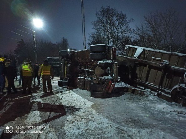 На Сумщині перекинулися дві фури