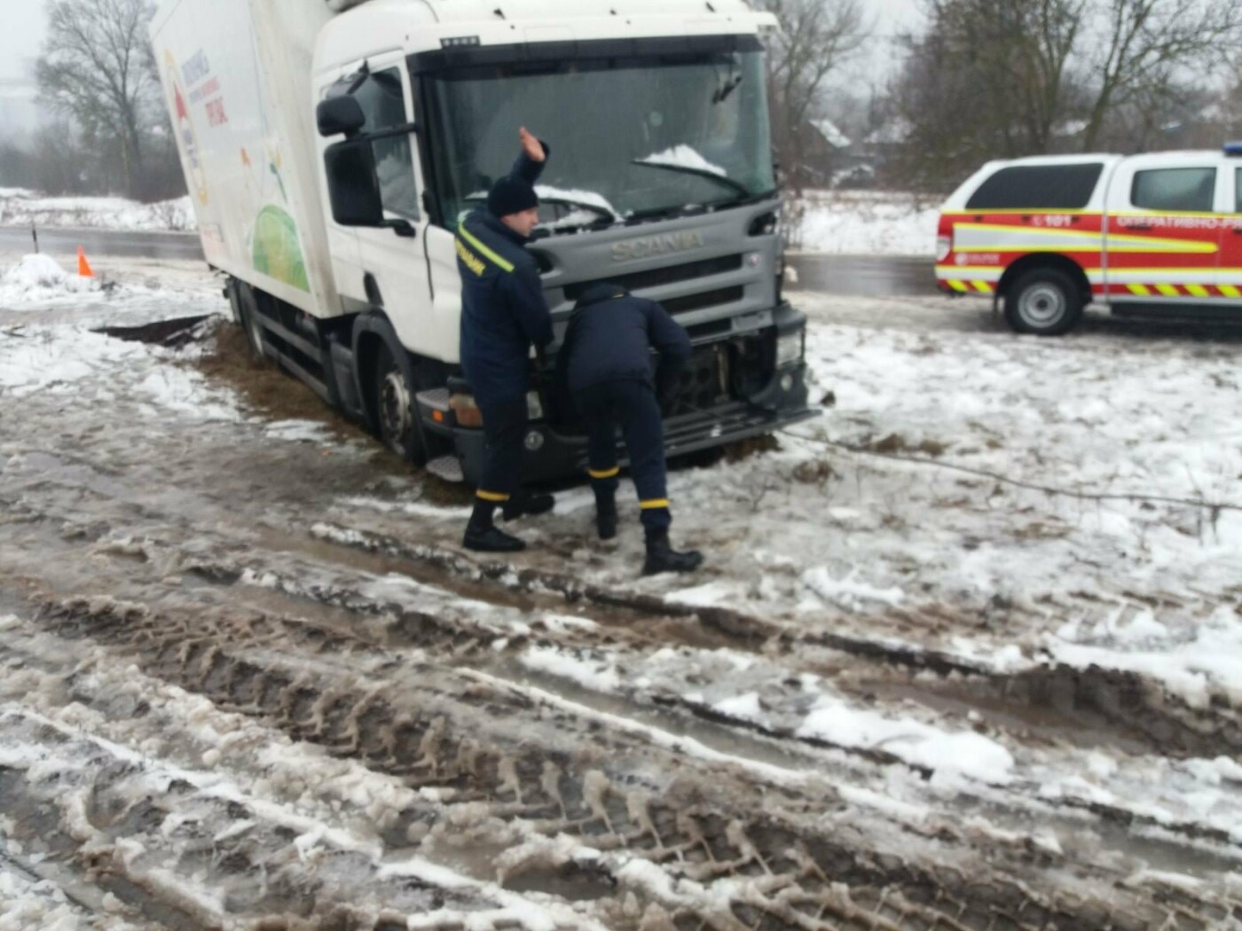 На трасі Суми-Київ діставали з кювету вантажівку, фото-2