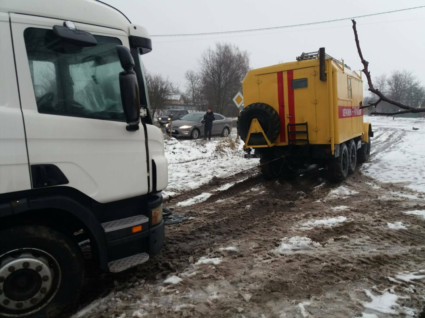 На трасі Суми-Київ діставали з кювету вантажівку, фото-3