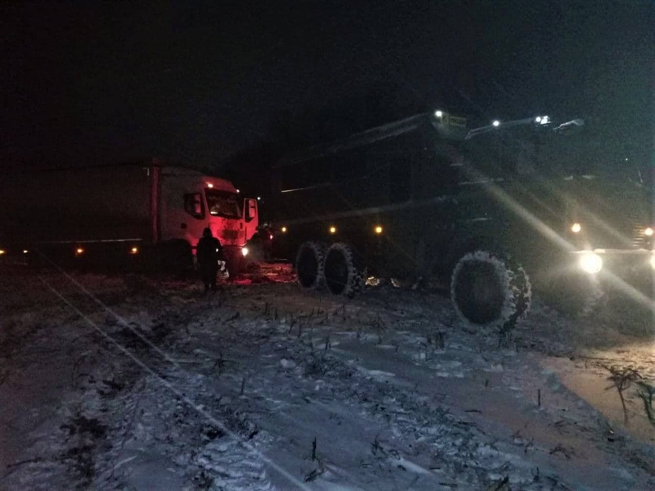 Сумські нацгвардійці врятували водія вантажівки зі снігового полону, фото-4