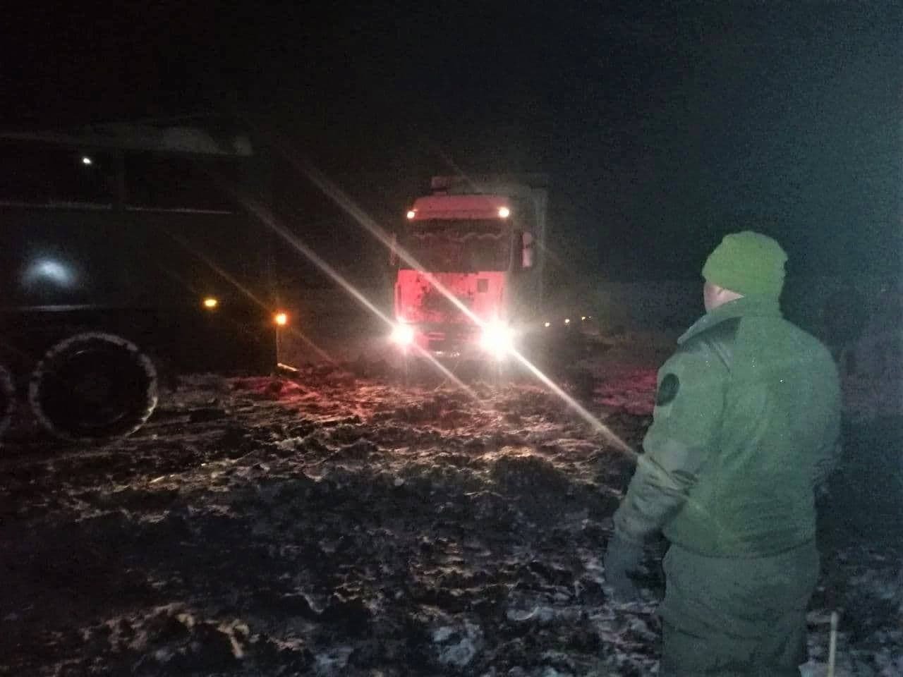 Сумські нацгвардійці врятували водія вантажівки зі снігового полону, фото-3