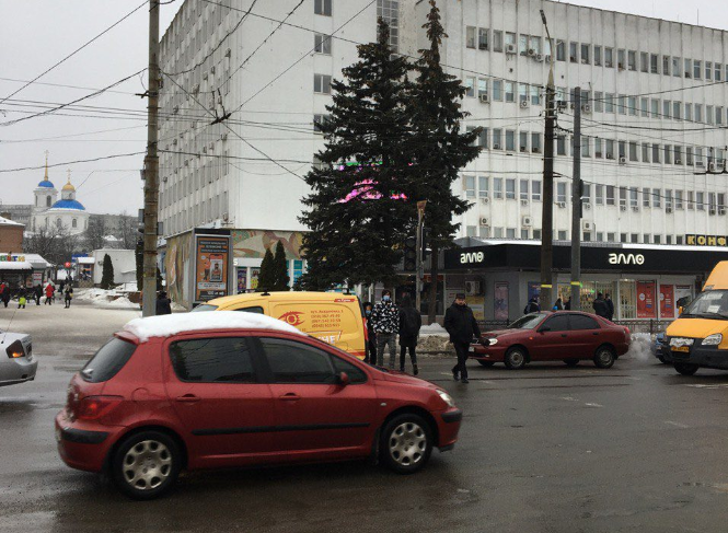 У центрі Сум на перехресті біля McDonald’s не працює світлофор. ОНОВЛЕНО