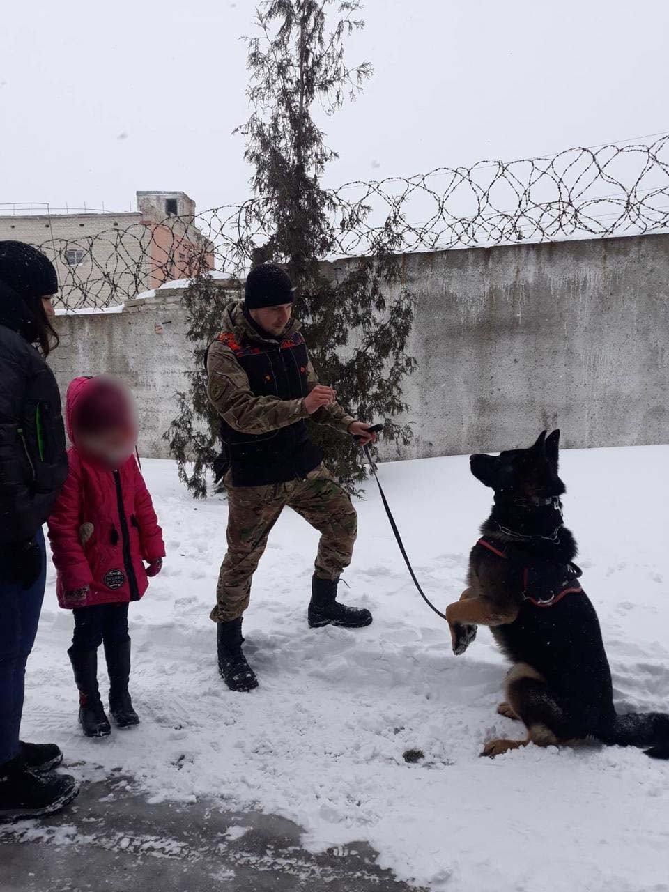 Сумські поліцейські привітали дівчинку з Днем народження, яку місяць тому врятували від замерзання в будинку