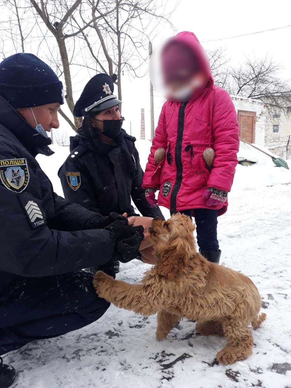 Сумські поліцейські привітали дівчинку з Днем народження, яку місяць тому врятували від замерзання в будинку, фото-3