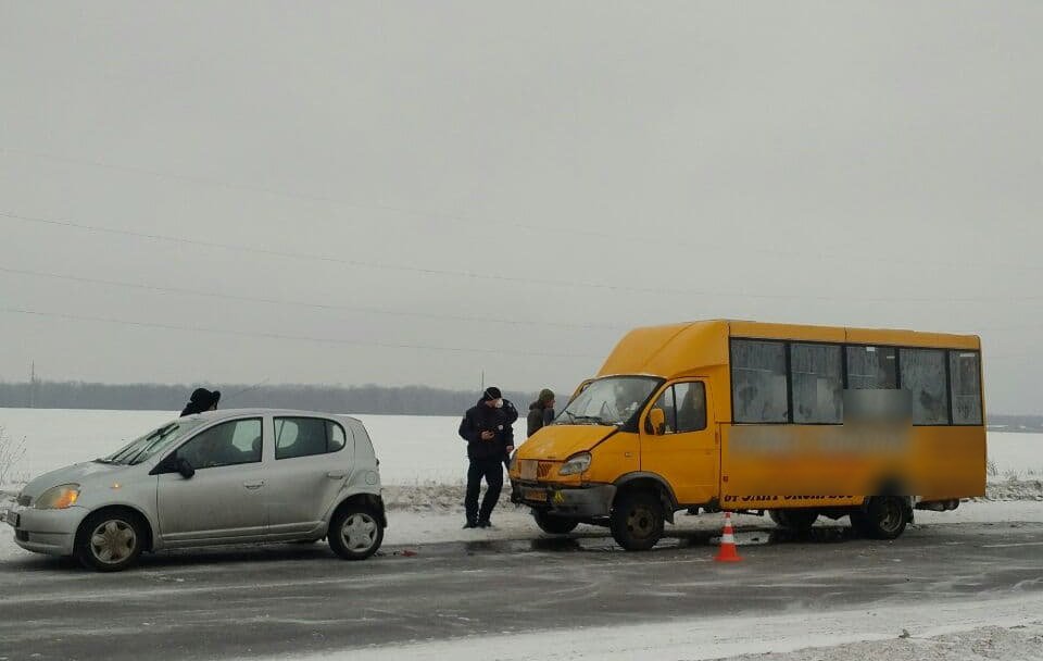 У ДТП під Сумами потрапила маршрутка: постраждало четверо людей, фото-1
