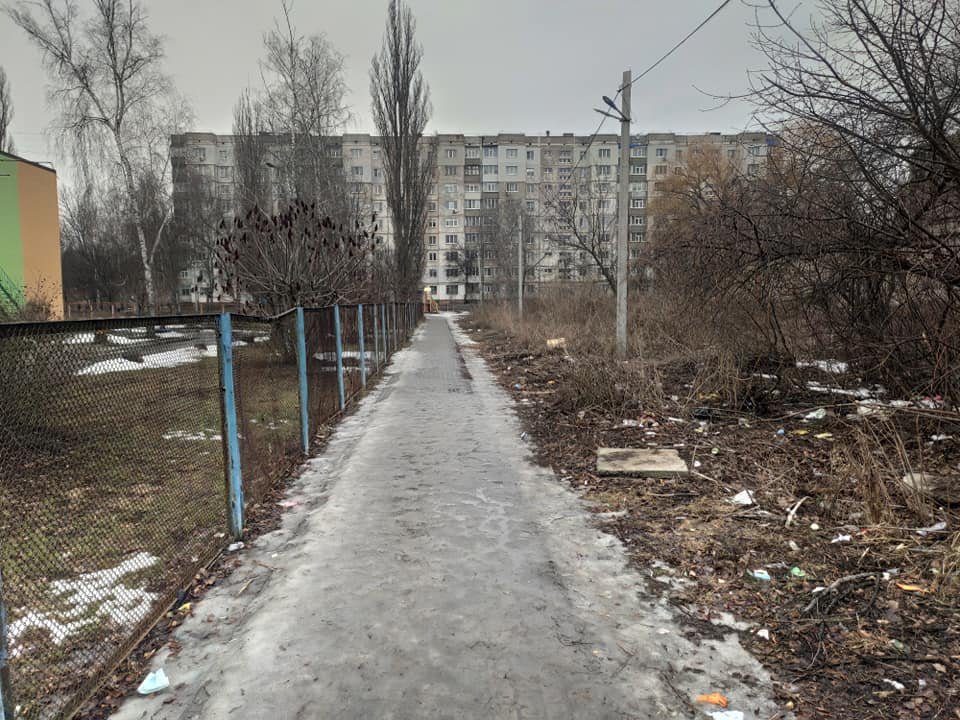 Сумчанка просить владу звернути увагу на звалище сміття біля дитячого садочку, фото-1