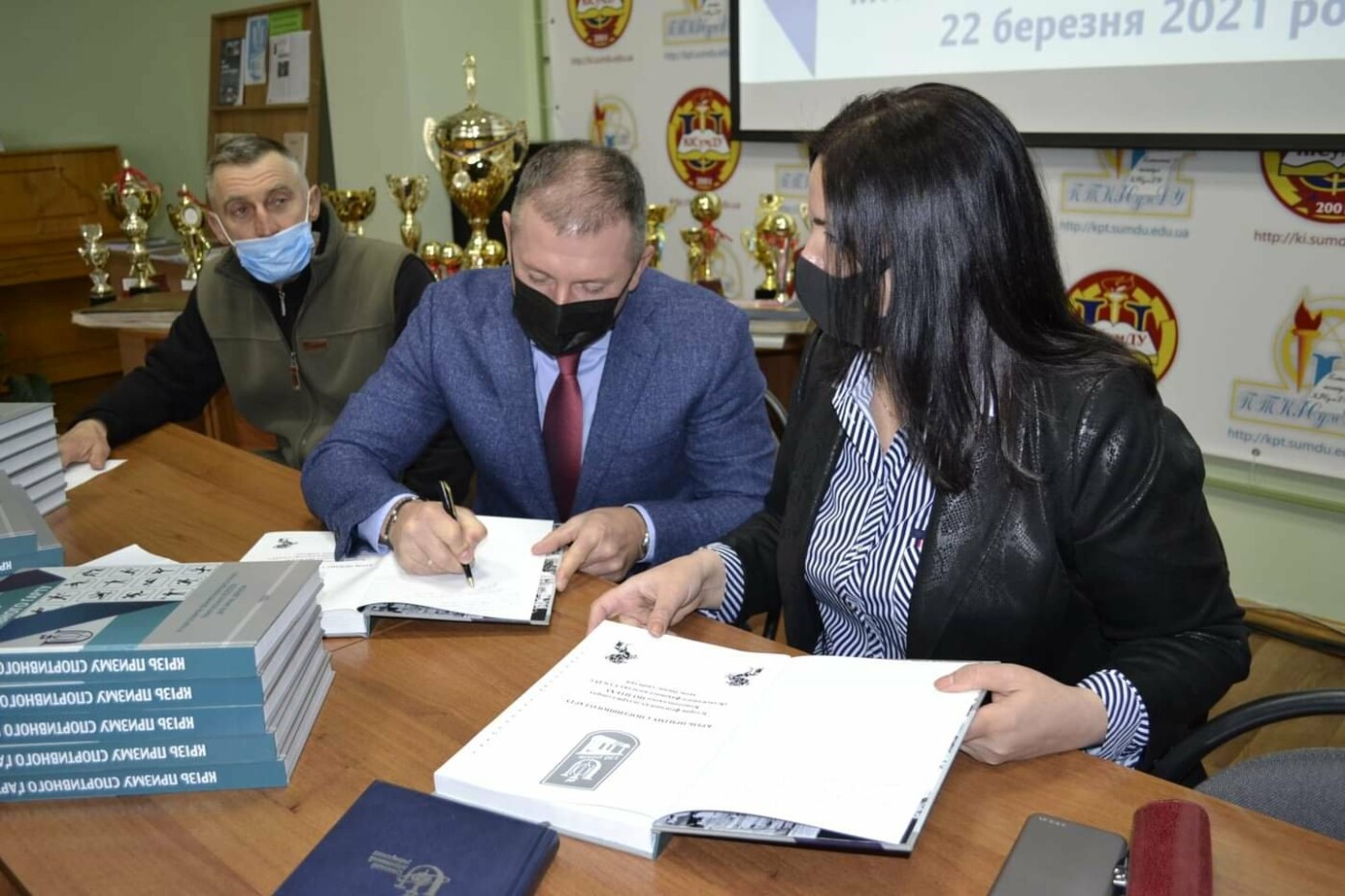 У Конотопі презентували унікальну книгу про спорт і планують створити наукове товариство, фото-1