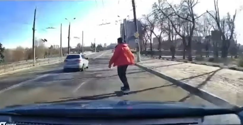 У Сумах хлопець посеред дороги катався на скейті