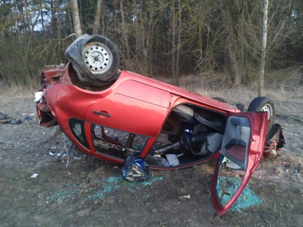 ДТП на Сумщині: авто кілька разів перевернулося і злетіло в кювет, фото-1