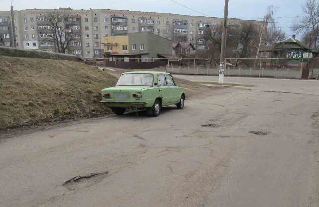 Троє молодиків на Сумщині заради розваги угнали авто та спалили 