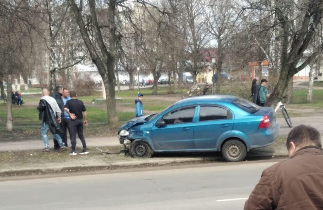 На Сумщині нетверезий за кермом ЗАЗ Vida не розминувся з автомобілем, що не рухався