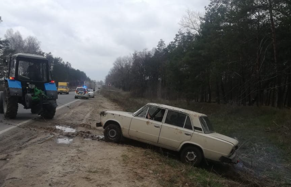 На Сумщині автомобіль злетів у кювет