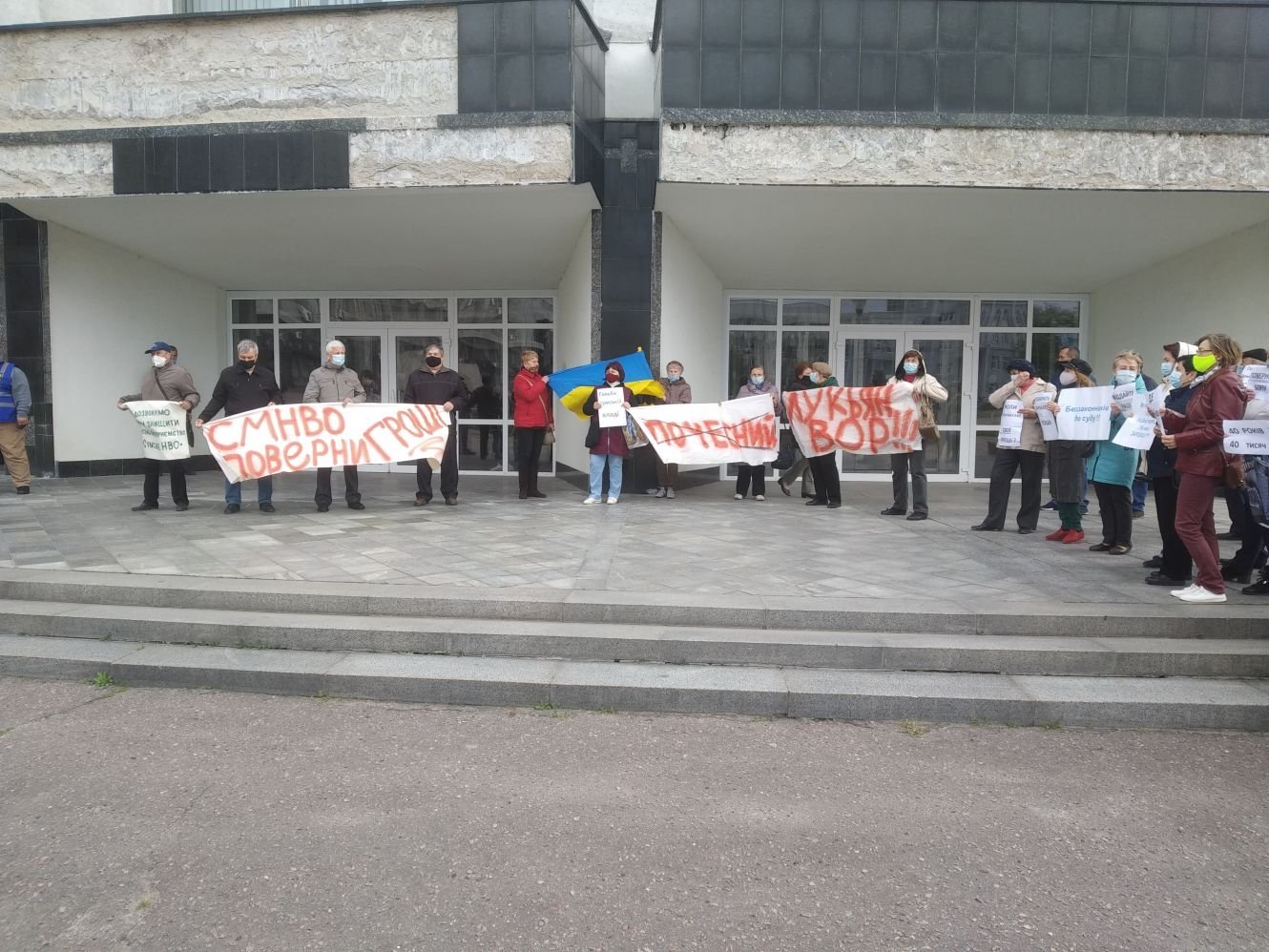 У Сумах під міською радою знову мітингують фрунзенці