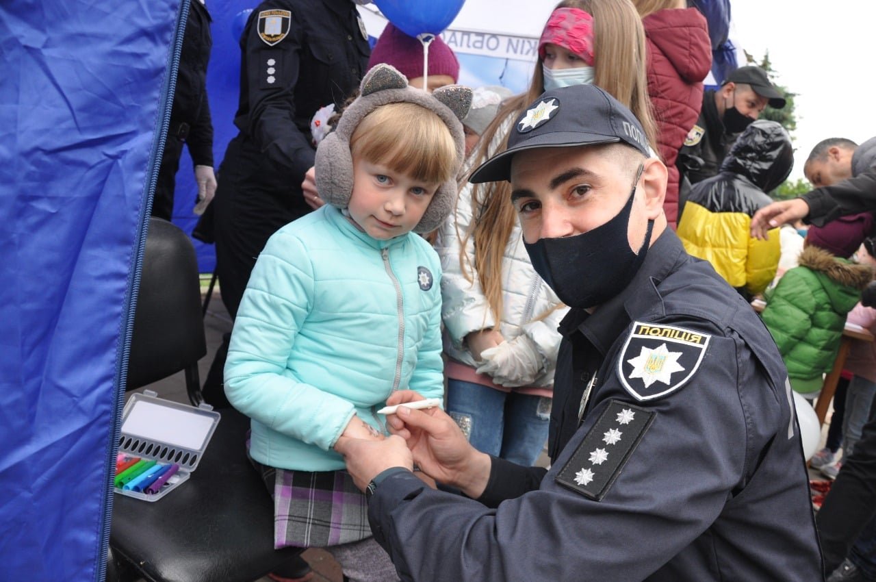 У Сумах на Театральній площі поліцейські провели свято для дітей, фото-11