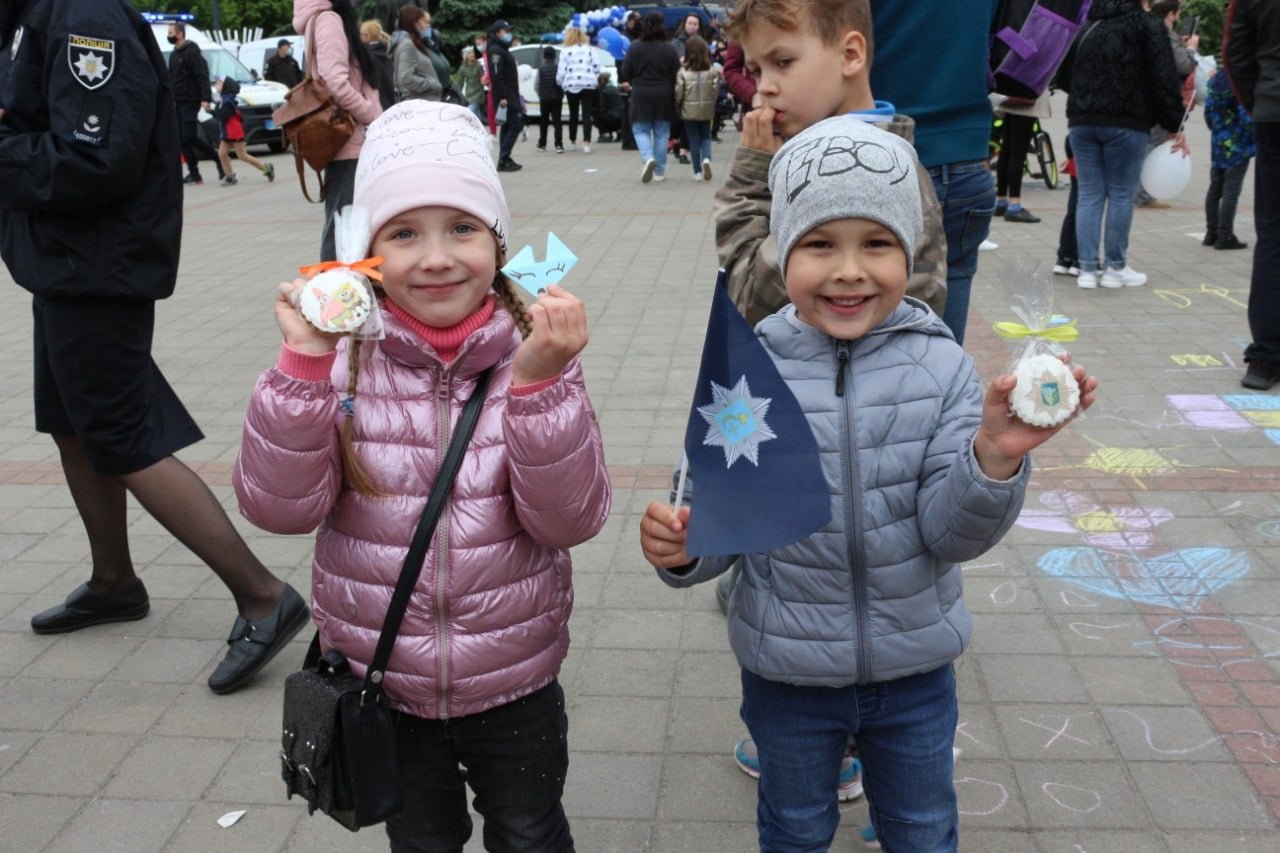 У Сумах на Театральній площі поліцейські провели свято для дітей, фото-3