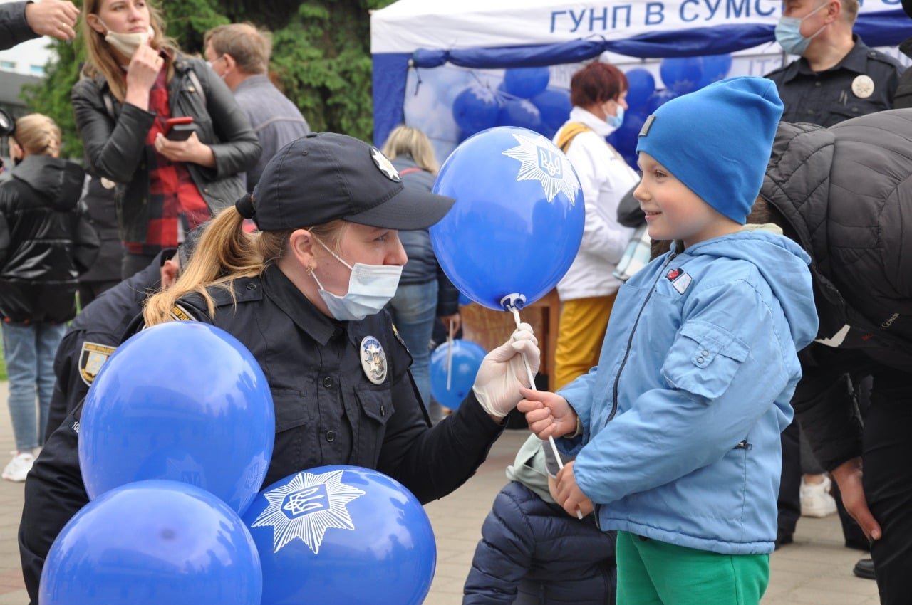 У Сумах на Театральній площі поліцейські провели свято для дітей, фото-17