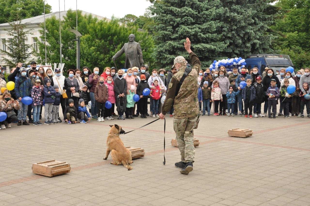 У Сумах на Театральній площі поліцейські провели свято для дітей, фото-16