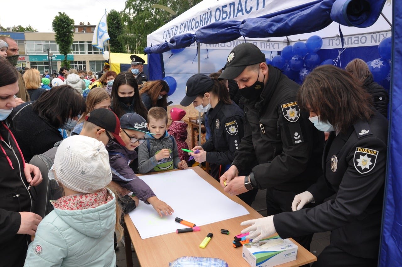 У Сумах на Театральній площі поліцейські провели свято для дітей, фото-15