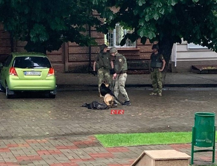 Біля Зарічного райсуду в Сумах знайшли пістолет
