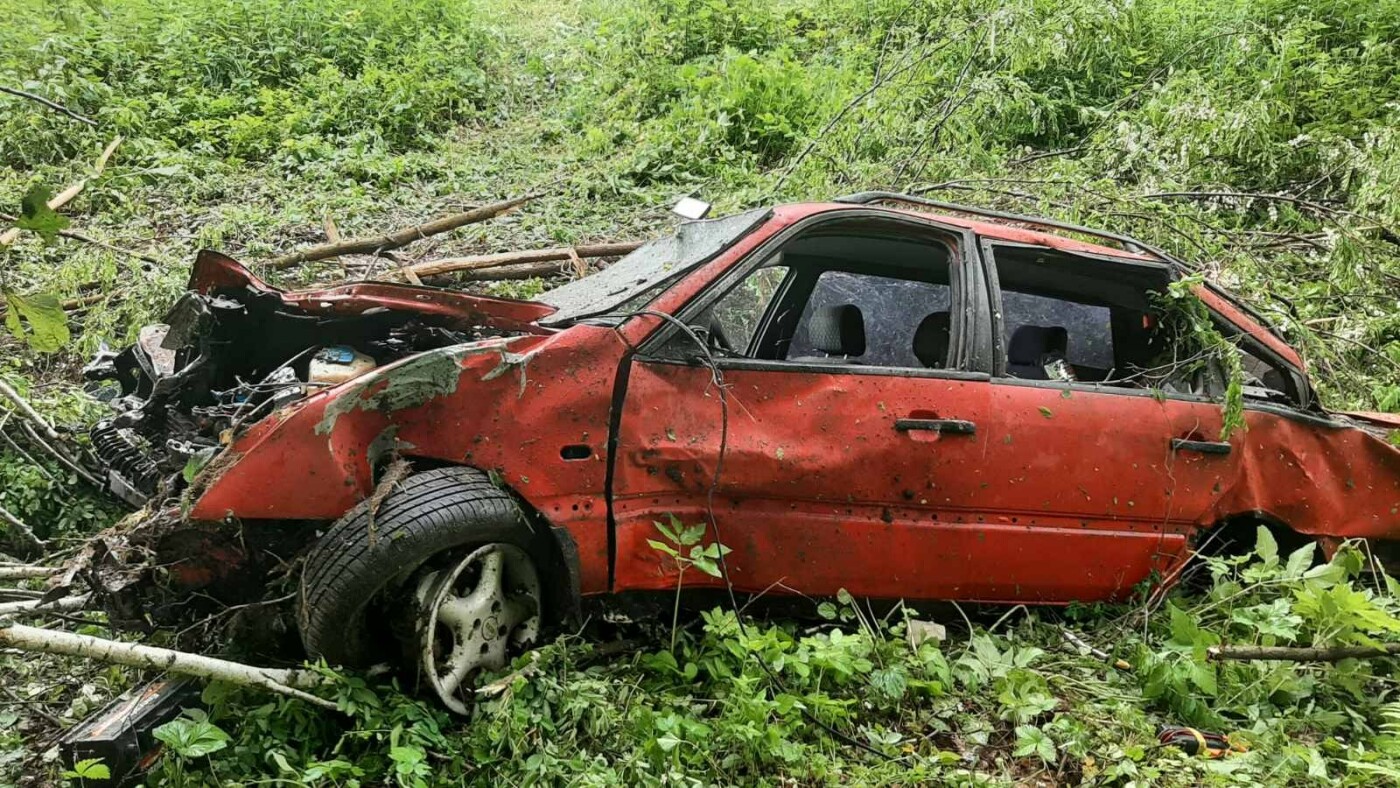 На Сумщині «Passat» злетів у кювет: постраждав водій