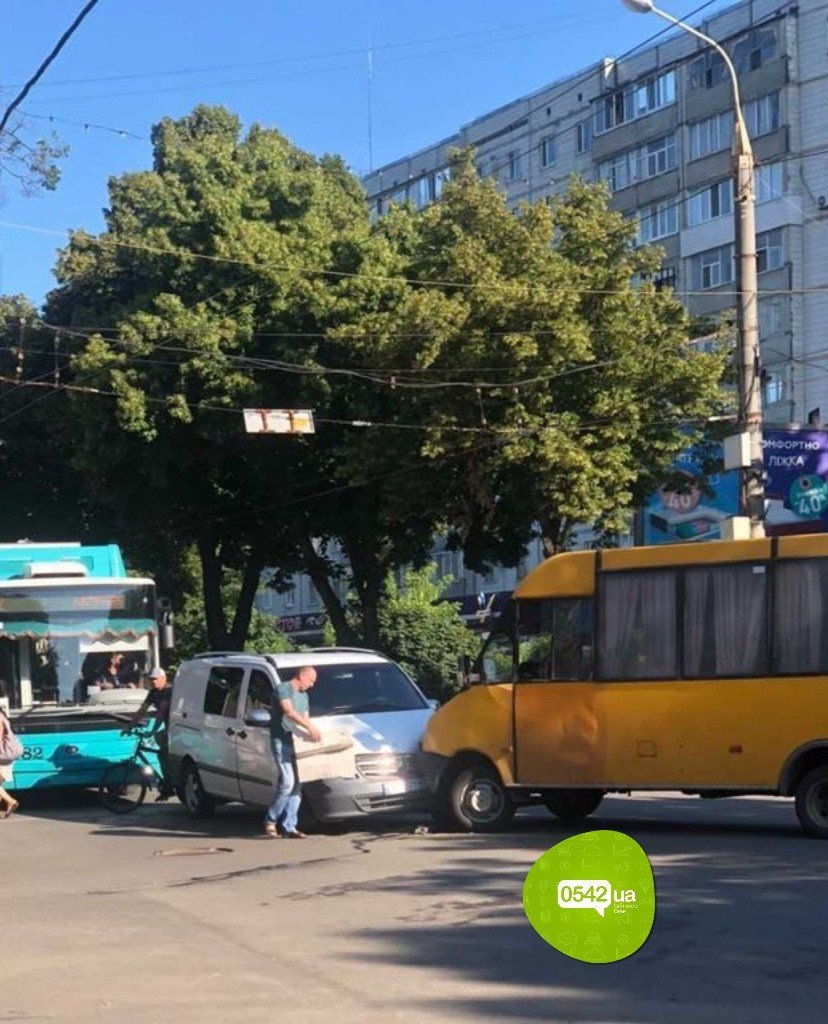 У Сумах маршрутка потрапила у ДТП