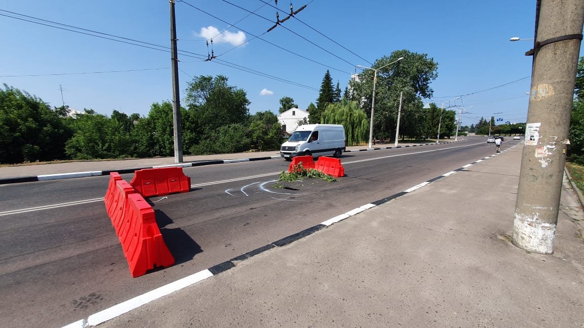 У Сумах між МЦ «Романтика» і мостом на вул. Троїцькій провалився асфальт