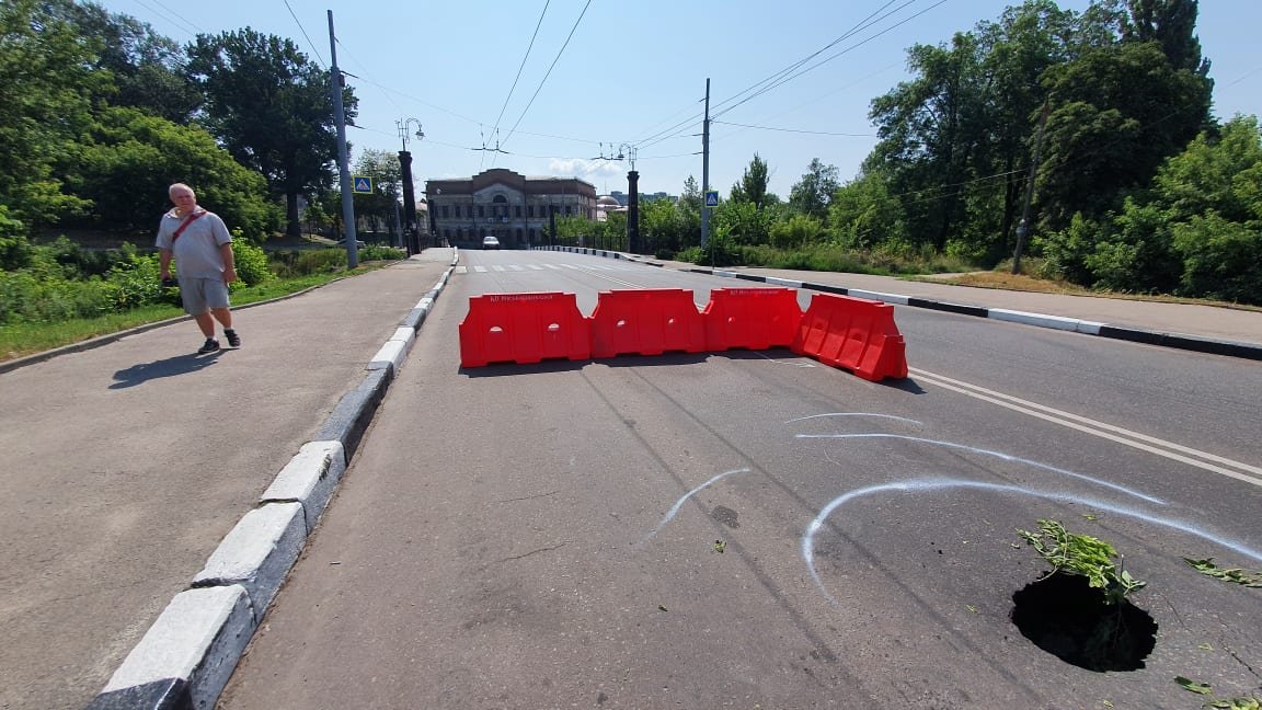 У Сумах між МЦ «Романтика» і мостом на вул. Троїцькій провалився асфальт, фото-3