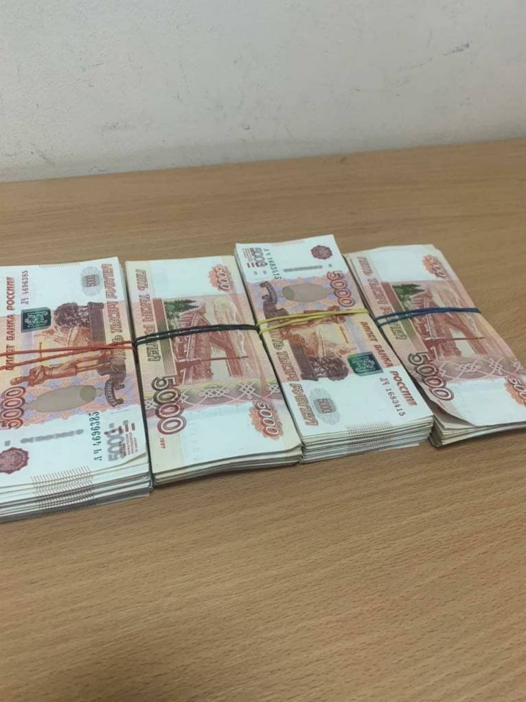 Сумські митники виявили росіянина, який намагався провезти в Україну майже 2 мільйона рублів, фото-1