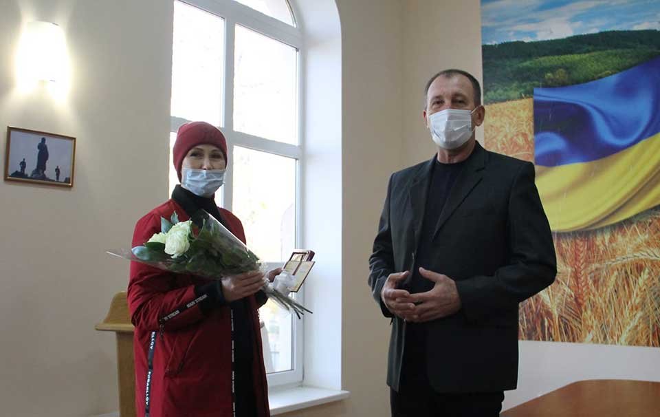 Жительці Сумщини, яка народила і виховує 5 дітей, вручили нагрудний знак «Мати-героїня»