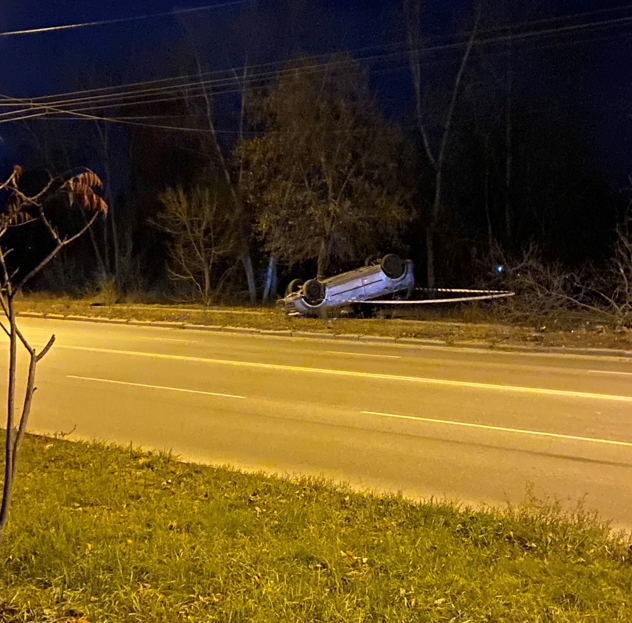 Зніс два дерева на авто, перекинувся та втік: у Сумах сталася ДТП