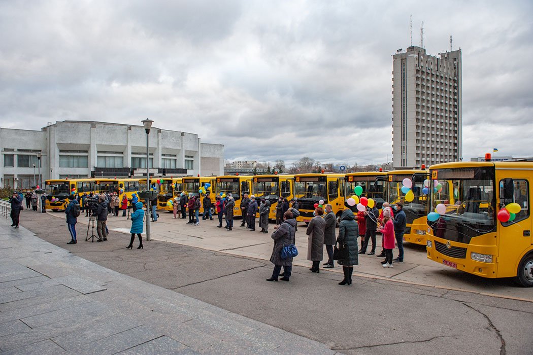 Громади Сумщини отримали 11 новеньких шкільних автобусів 